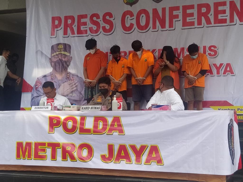 Polda Metro Jaya Ungkap dan Penangkapan 5 Pelaku Tindak Pidana Kasus Ilegal Aksesdan manipulasi Data Elektronik Penagihan Pinjol dengan Intimidasi dan Pengancaman