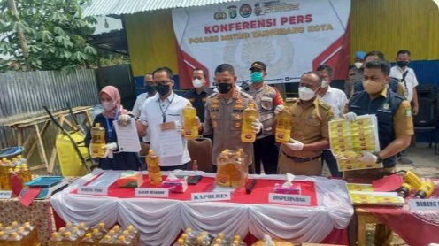 Polres Metro Tangerang Kota Tangkap Penjual Minyak Goreng Curah Kemasan Ilegal, Dipasarkan melalui Toko Online