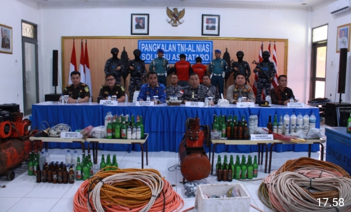 Tim Fleet One Quick Response (F1QR) Lanal Nias Berhasil Menangkap Dua Kapal Illegal Fishing Menggunakan Bahan Peledak