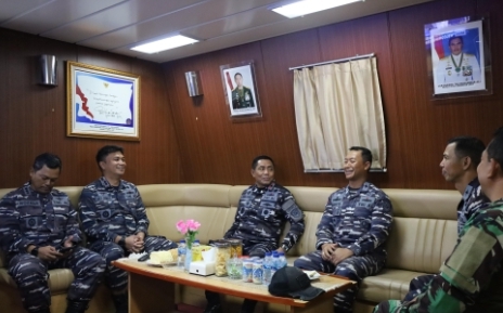 Komandan Pangkalan TNI Angkatan Laut Dumai Bersama Prajurit Sambut Kedatangan KRI Bontang-907