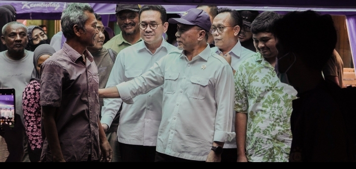 Hari Kedua Kunjungan ke Aceh, Menko Zulhas Tinjau Revitalisasi Pasar dan Salurkan Bantuan untuk Pengungsi