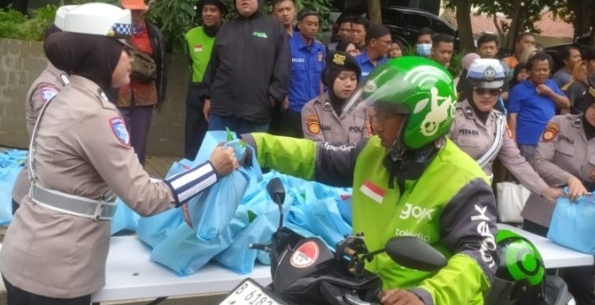 Peduli Polda Metro Jaya, Bagi 500 Lebih Paket Sembako