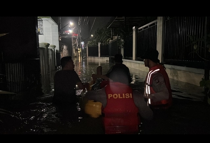 Warga Terdampak Banjir Hubungi Layanan 110, Dit Samapta PMJ Evakuasi Warga Terdampak Banjir di Ciracas