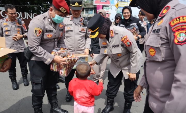 Kapolres Metro Bekasi Tinjau Arus Balik di Pos Terpadu Gedung Juang, Bagikan Snack untuk Masyarakat
