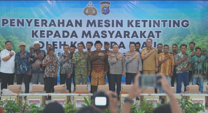 Dorong Ekonomi Pesisir, Kapolda Riau Bantu Nelayan Meranti dengan 20 Mesin Ketinting