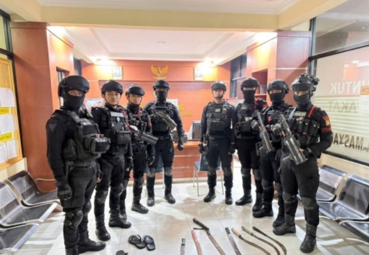 Brimob Metro Jaya Gagalkan Tawuran Remaja di Cikarang Utara, 2 Pelaku dan 7 Sajam Diamankan