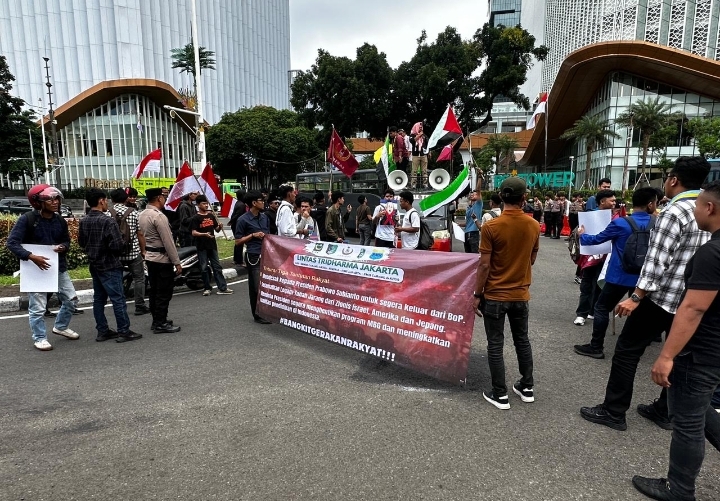 Aksi Penyampaian Pendapat Organisasi Mahasiswa Islam di Jakpus Kondusif, Polisi Bagikan Roti dan Air Mineral