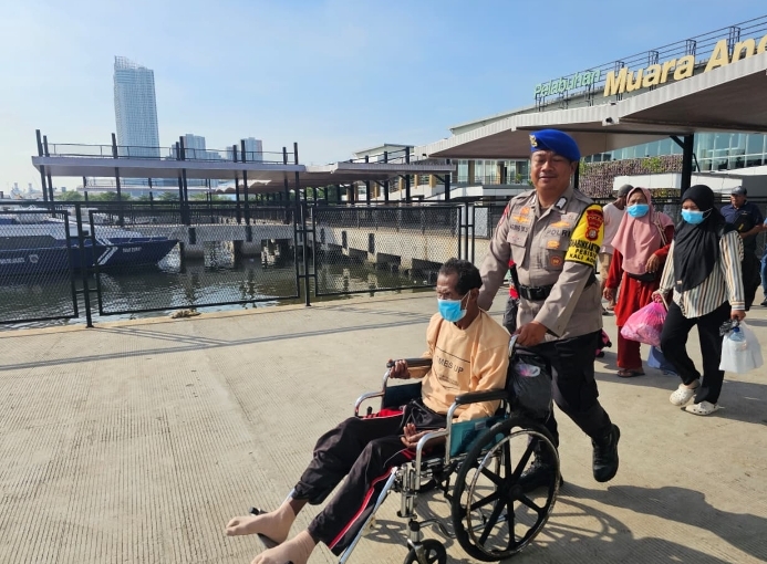 Polisi Bantu Penumpang Berkebutuhan Khusus di Kali Adem, Wujud Pelayanan Humanis