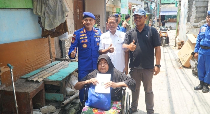 Ditpolairud Polda Metro Jaya Salurkan Bantuan Kursi Roda kepada Warga Pesisir di Muara Angke