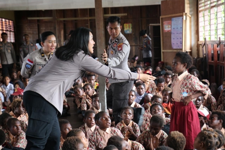 Hadirkan Keceriaan dan Edukasi Bagi Siswa, Satgas Damai Cartenz Gelar Bakti Sosial di SD Negeri Pomako 1