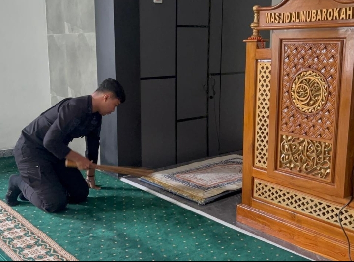 Brimob Metro Jaya Gelar Gerakan ASRI, Masjid dan Lingkungan Warga Ciputat Jadi Lebih Bersih