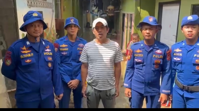 Polairud Polda Metro Jaya Evakuasi Warga Kebon Pala, Ketua RT: Apresiasi Tinggi dan Terima Kasih atas Kepedulian Polisi