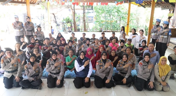 Kapolres Metro Bekasi Salurkan 400 Paket Sembako untuk Perempuan Pejuang di Hari Kartini