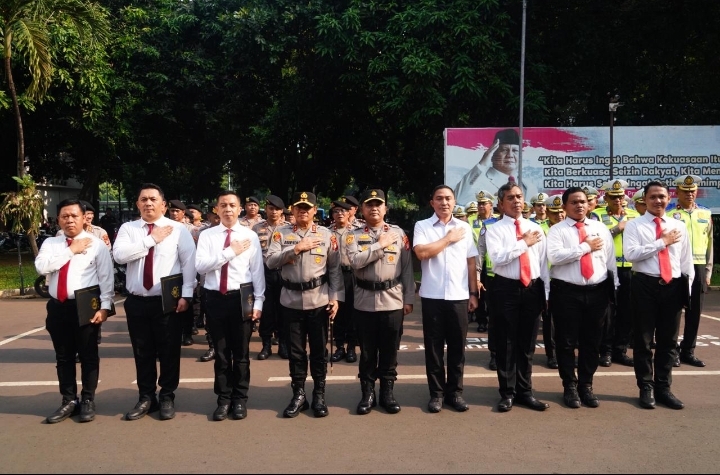 Kapolda Metro Jaya Serahkan Pin Emas Kapolri kepada Personel Ditresnarkoba PMJ Pengungkap Sabu 516 Kg Jaringan Internasional