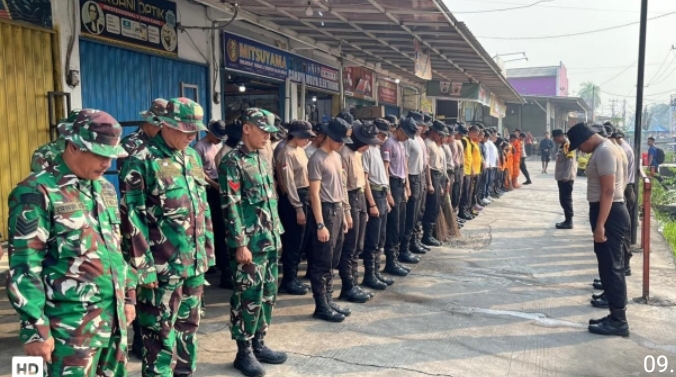Brimob Polda Metro Jaya Bersihkan Pasar Tegal Danas Bekasi, Lingkungan Lebih Nyaman dan Bebas Genangan