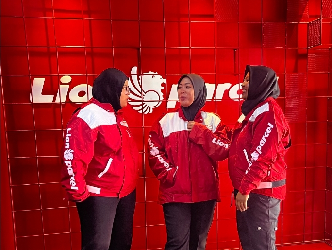 Kartini Masa Kini, Kisah Kurir Lion Parcel Menembus Batas