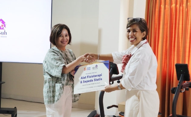 Bank Saqu Serahkan Bantuan Fasilitas Kesehatan untuk Lansia di Yayasan Graha Bina Asuh