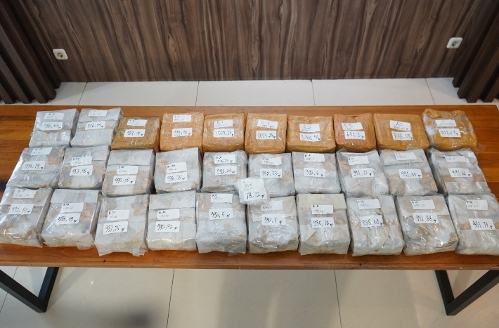 POLDA METRO JAYA MENGGAGALKAN PEREDARAN 32 KG SABU ASAL MALAYSIA