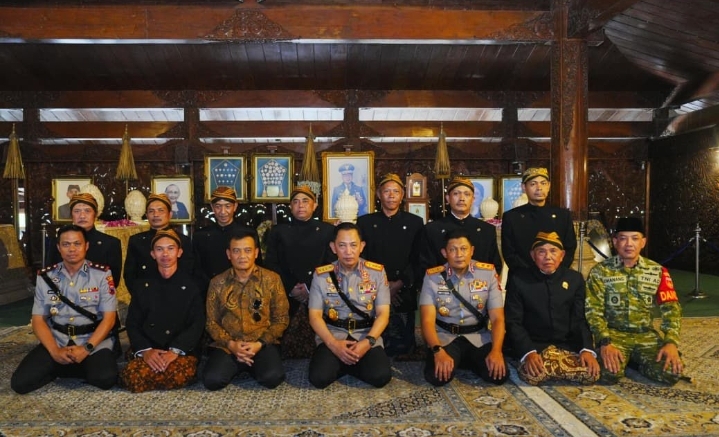 Usai Soekarno dan Gus Dur, Kapolri Ziarah-Tabur Bunga ke Makam Soeharto