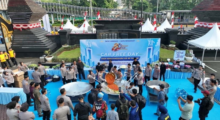 Dapur Jaga Jakarta Meriah, Bobon Santoso Sajikan Tongseng untuk Warga CFD