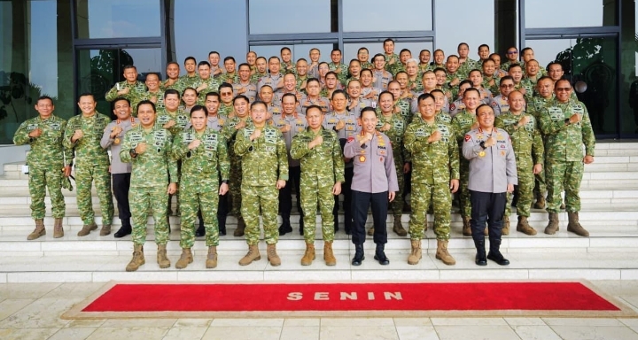 Kapolri Perkuat Soliditas TNI-Polri Lewat Silaturahmi dengan Panglima TNI di Mabes TNI