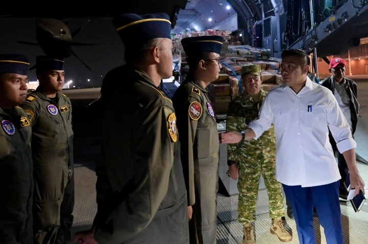 Seskab Teddy: Atas Instruksi Presiden, 253 Ton Logistik Telah Dikirim ke NTT
