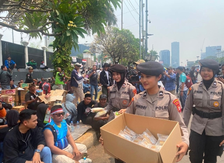 Polwan Sapa Pejuang Aspirasi, Bagikan Makanan dan Minuman di DPR