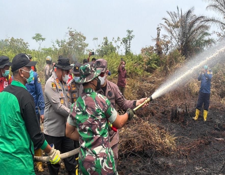 Polri Bersama TNI dan Stakeholder Gerak Cepat Tangani Karhutla di Sarolangun