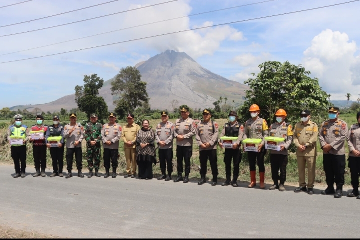 Gunung Sinabung Berstatus Siaga, 176 Personel Polri Dikerahkan untuk Layani dan Lindungi Masyarakat