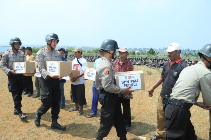 Melatih kepedulian Sosial saat Expedisi Darat Tupdasbhara Siswa Diktukba SPN PMJ Wujudkan Semangat Bhayangkara Peduli sosial