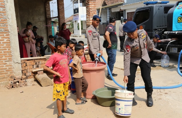 Satuan Brimob Polda Lampung Salurkan Ribuan Liter Air Bersih bagi Masyarakat Terdampak Kekeringan