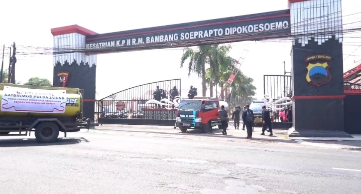 Brimob Polda Jateng Kembali Salurkan Air Bersih untuk Warga Terdampak Kekeringan di Semarang