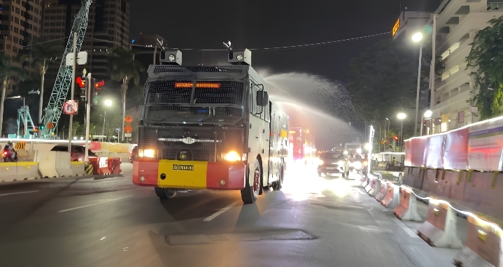Brimob Metro Jaya Semprot Jalan di Jakarta-Tangsel-Bekasi Antisipasi Abu Vulkanik Anak Krakatau