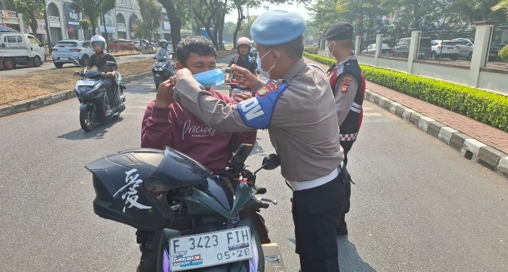 Antisipasi Abu Vulkanik, Polres Tangsel Bagikan 1.000 Masker dan Siram Jalan