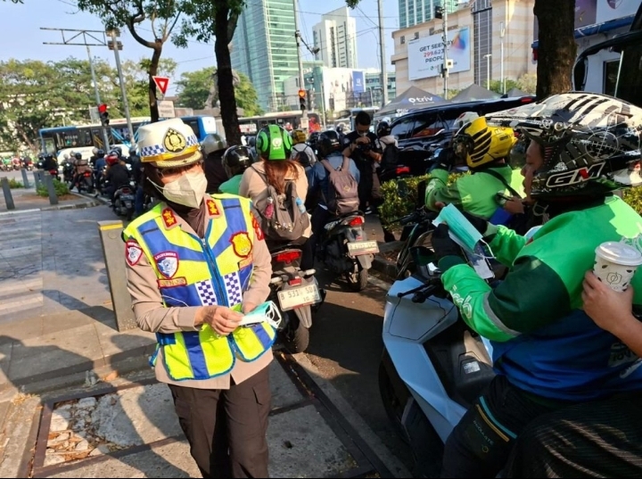 Ditlantas Polda Metro Jaya Bagikan 30.000 Masker untuk Pengemudi Ojol dan Wajib Pajak