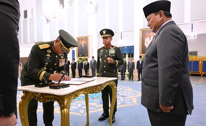 Presiden Prabowo Lantik Jenderal Tandyo Budi Revita sebagai KSAD di Istana Negara