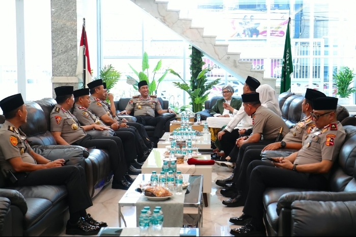 Perkuat Sinergi dengan Ulama, Kapolri Silaturahmi dengan Rais Aam PBNU di Surabaya