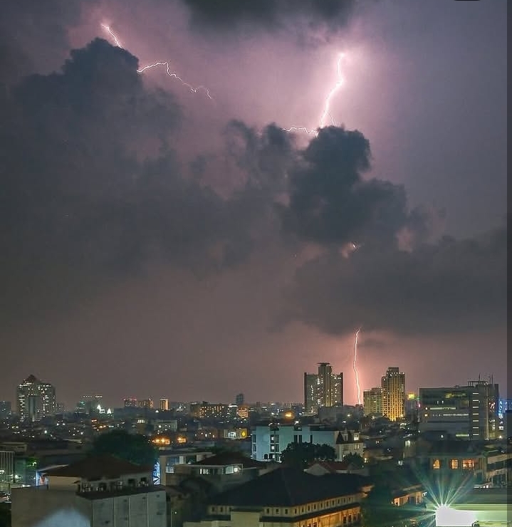 BMKG Ingatkan Potensi Hujan Petir di Jakarta, Warga Diminta Waspada